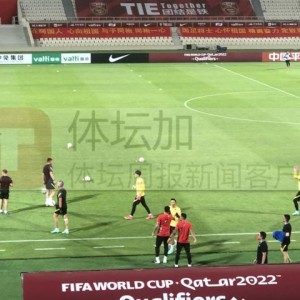 世界杯在线足球直播-【国足现场图】球场挂满五星红旗和标语显主场氛围